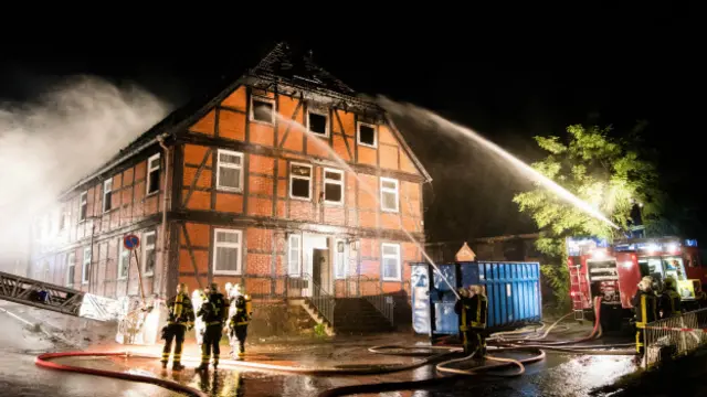 Пожарные тушат горящий дом