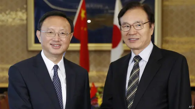 杨洁篪和谷内正太郎在会谈中围绕尽早启用避免两国间偶发性冲突的防务部门间“海上联络机制”等问题展开磋商。