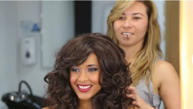 Aymée Nuviola en la peluquería