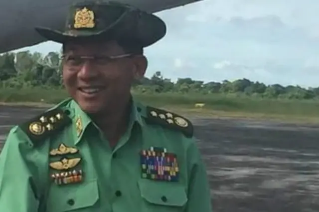 सेना की नई वर्दी में म्यांमार के सेना प्रमुख