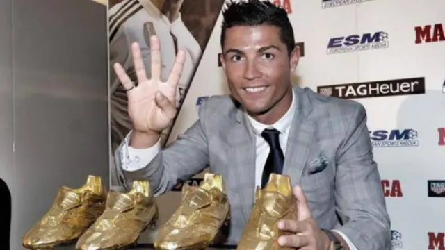 Cristiano Ronaldo akiwa na buti za dhahabu