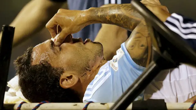 Sale Tévez lesionado