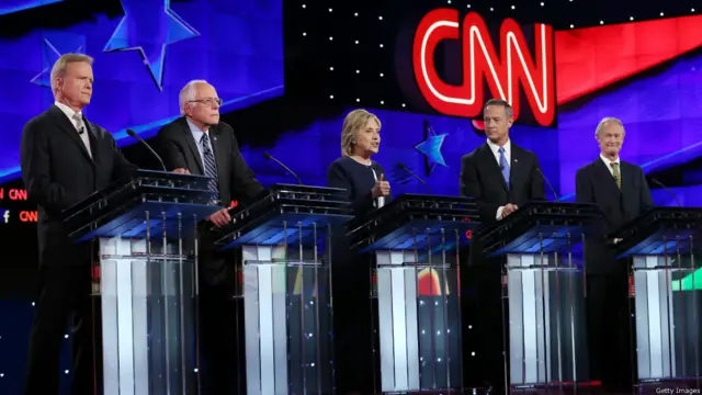 Năm ứng viên của phe Dân chủ (từ trái sang) Jim Webb, Bernie Sanders, Hillary Clinton, Martin O'Malley và Lincoln Chafee có vòng tranh luận đầu tiên, được thực hiện tại Wynn Las Vegas với sự tài trợ của CNN và Facebook