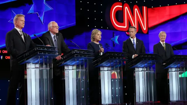 （從左到右）吉姆.韋伯、伯尼·桑德斯、希拉里、馬丁·奧馬利、林肯·查菲