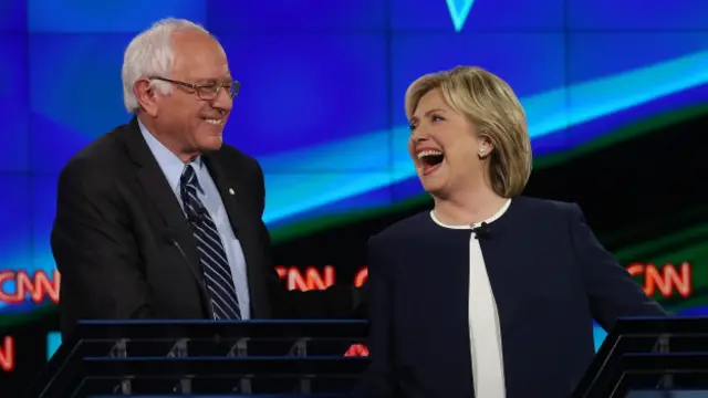 Hillary saluda a Sanders