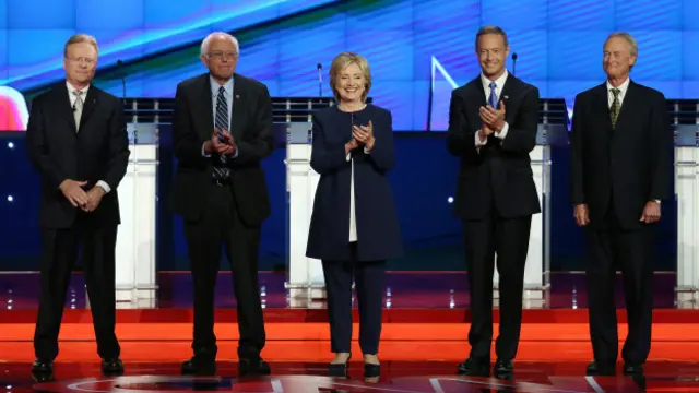 (De izq. a der.) Jim Webb, Bernie Sanders, Hillary Clinton, Martin O'Malley y Lincoln Chafee 