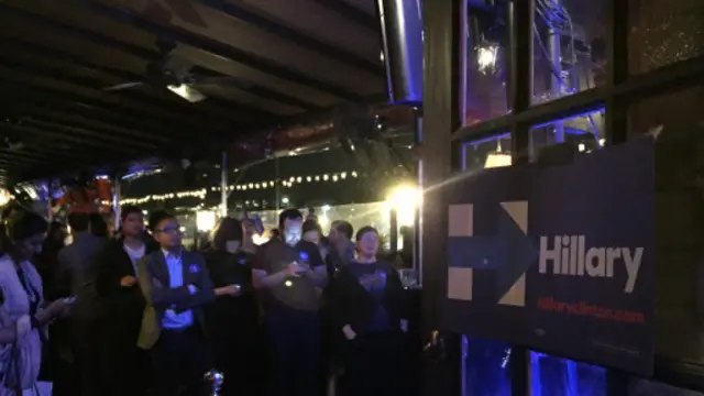 美国民众在酒吧观看民主党5位候选人的电视辩论。