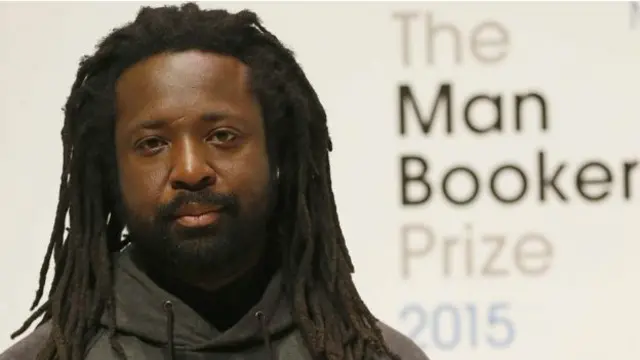 دی لومړنی جیمیکايي لیکوال دی، چې د بوکر جایزه یې وګټله