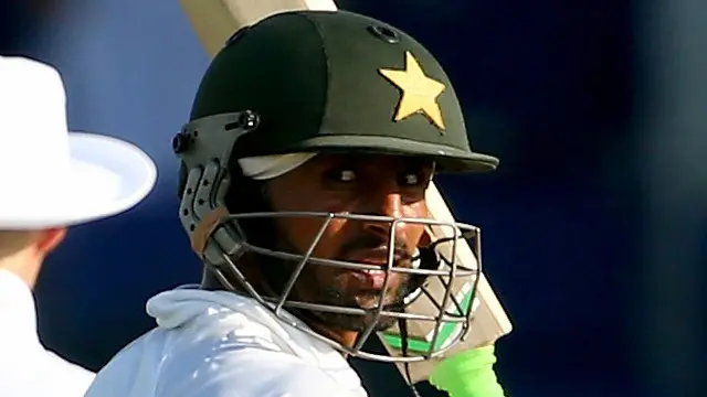 شعیب ملک بلے بازی کے شعبے میں تو ناکام رہے لیکن انھوں نے چار وکٹیں لے کر کریئر کی بہترین بولنگ ضرور کی