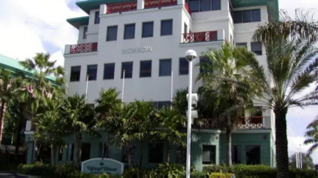 කේමන් දූපතේ ‘උග්ලන්ඩ්’ මන්දිරය.12000 කට අධික සමාගම් පාවිච්චි කරන්නේ මෙම ලිපිනයයි.