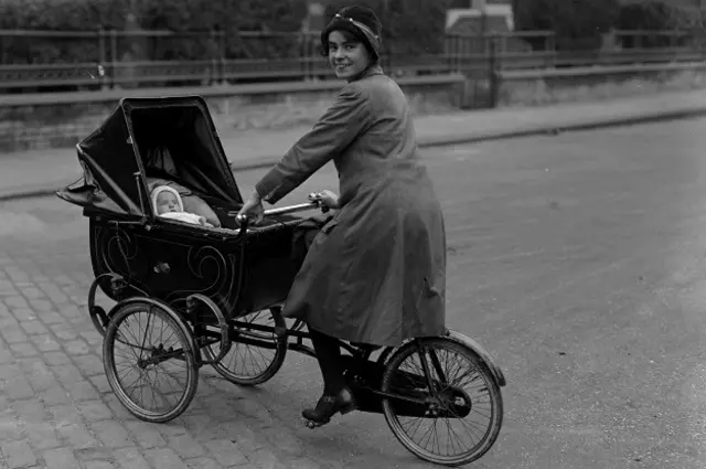 Девушка с коляской-велосипедом