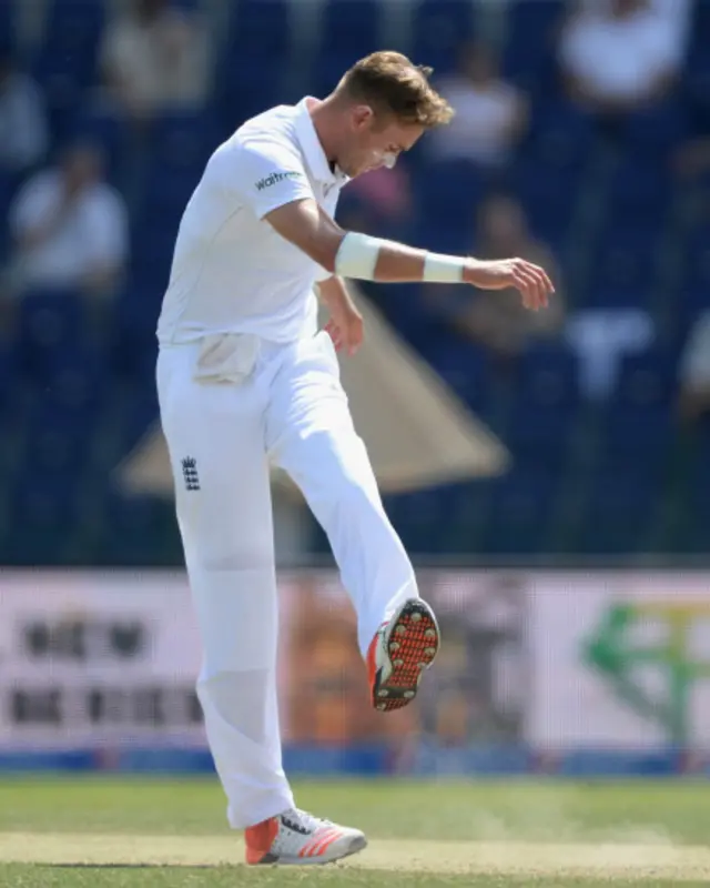 ابوظہبی میں پاکستان کے خلاف پہلے کرکٹ ٹیسٹ میچ کے دوسرے دن ابتدائی سیشنز میں انگلش بولر ناکام رہے