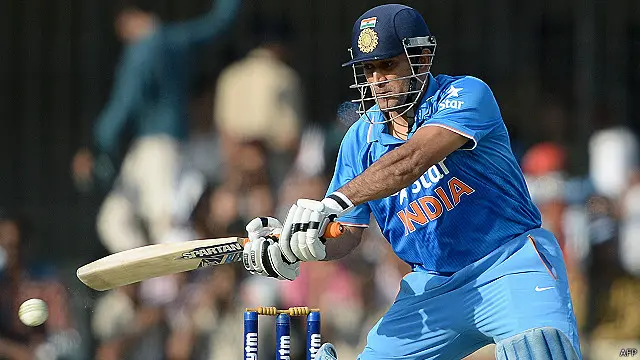 دھونی نے لڑکھڑاتی بیٹنگ لائن کو سہارا دیا اور عمدہ اننگز کھیلی