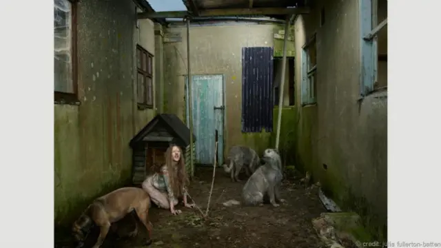 Modelo recria cena da vida de Oxana Malaya, que passou seis anos vivendo no canil de sua casa