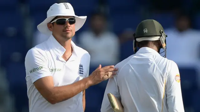 انگلش کپتان شعیب ملک کے آؤٹ ہونے کے بعد انھیں ڈبل سنچری پر مبارکباد دیتے دکھائی دیے