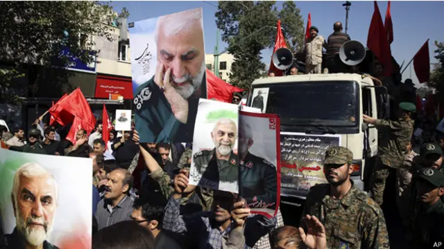 ايرانيون يشيعون جنازة الجنرال في الحرس الثوري حسين همداني في طهران يوم الاحد. كان همداني قد قتل قرب حلب.
