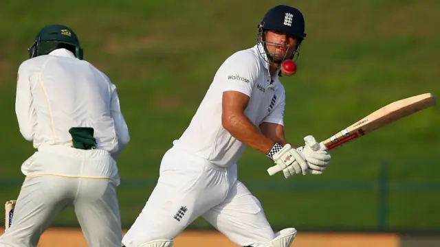 پاکستان کی جانب سے 523 رنز پر اننگز ڈیکلیئر کیے جانے کے بعد انگلش اوپنرز نے بھی پراعتماد انداز میں بلے بازی کی۔