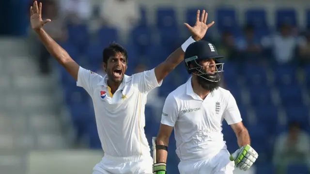 پاکستانی بولروں نے معین علی اور الیسٹر کک پر دباؤ ڈالا لیکن انھیں پریشان نہ کر سکے۔