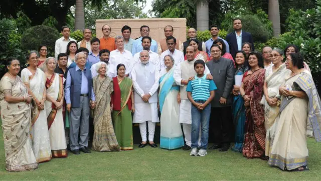 সুভাষ চন্দ্র বসুর পরিবারের সদস্যদের সাথে ভারতীয় প্রধানমন্ত্রী নরেন্দ্র মোদি