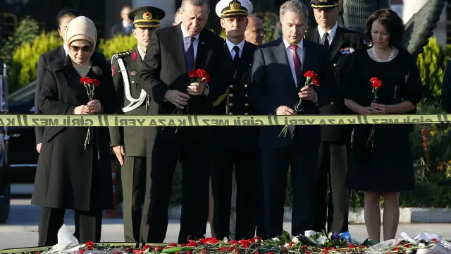 ဗုံးခွဲ တိုက်ခိုက် ခံရတဲ့ နေရာကို ဗုဒ္ဓဟူးနေ့က တူရကီ သမ္မတ လာရောက်စဉ်။ တိုက်ခိုက်မှုကို မကိုင်တွယ်နိုင်ခဲ့တဲ့အတွက် အစိုးရအပေါ် မကျေနပ်မှုတွေ ကျယ်ပြန့်လာ။