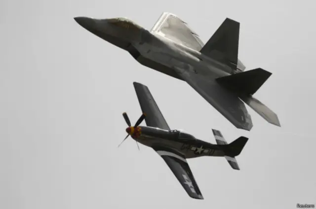 Основной истребитель ВВС США Второй мировой войны "Мустанг" и новейший "Раптор" на авиашоу в Калифорнии