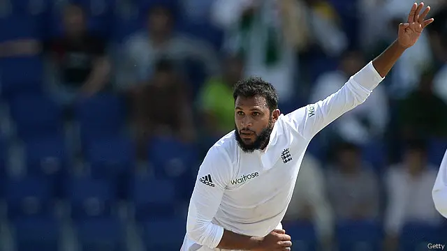  عادل رشید نے پاکستان کی پہلی اننگز میں کوئی وکٹ حاصل کیے بغیر 163 رنز دیے