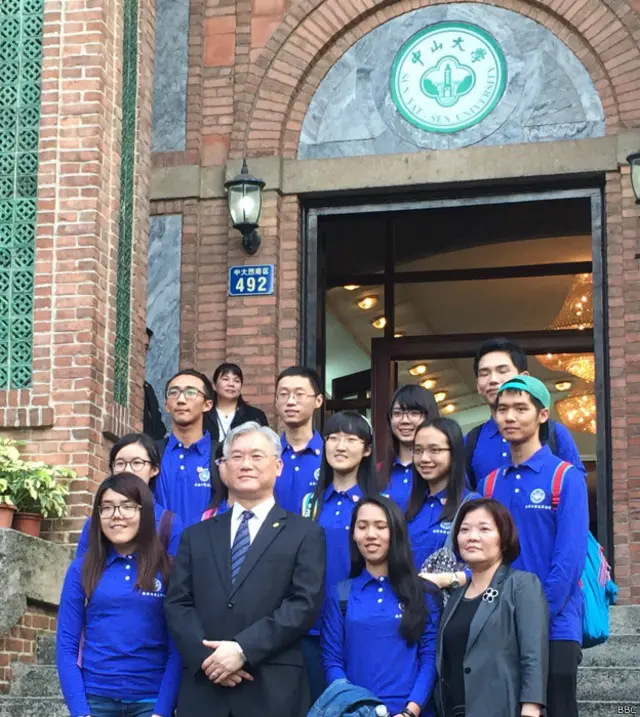 夏立言還和就讀中山大學的八名台灣學生、三名中國學生話家常，關心學生的飲食起居與學習狀況。