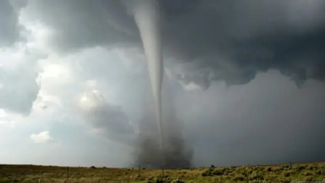 إعصار قُمعي (تورنادو) يتشكل فوق مدينة أوكلاهوما