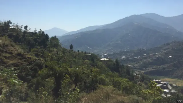 قربباً پانچ لاکھ کی آبادی پر مشتمل وادی شانگلہ زیادہ تر پہاڑی دیہات پر مشتمل ہے