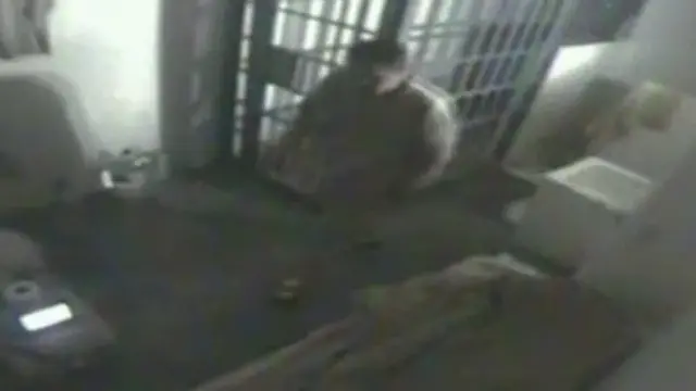 Rekaman CCTV menunjukkan saat sebelum Guzman kabur.