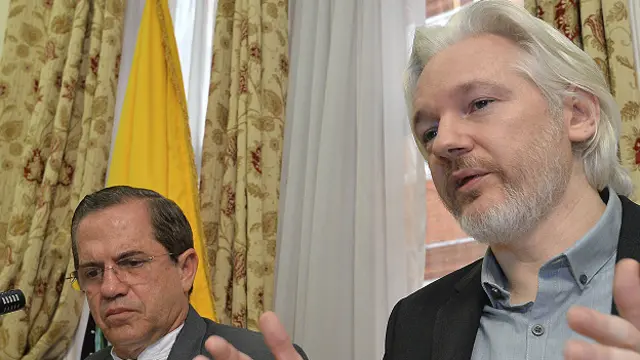 El canciller ecuatoriano Patiño con Julian Assange