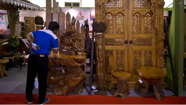 Gebyok kayu atau gapura dari ukiran kayu yang dijual dengan harga bisa mencapai Rp10 juta per meter.