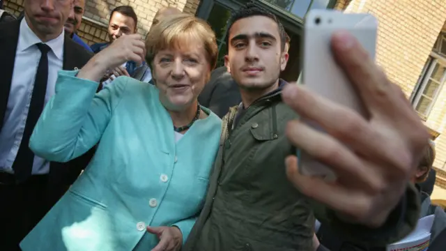 Thủ tướng Đức Angela Merkel chụp hình với người tỵ nạn Syria