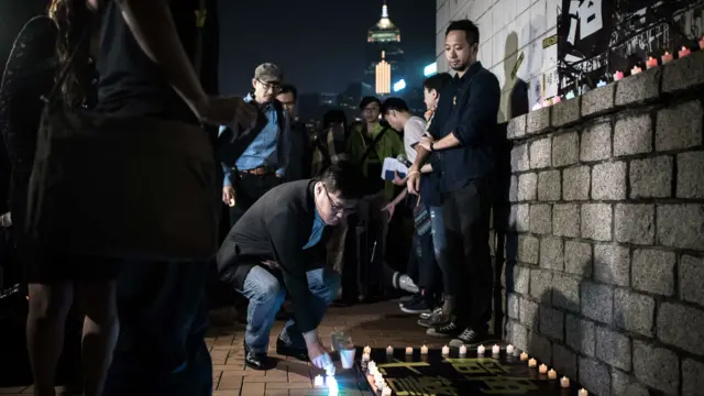 周三逾百人在曾健超被毆地方舉行燭光晚會。