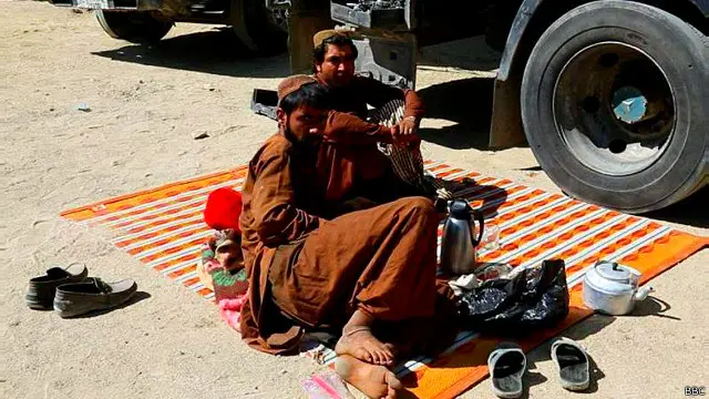 د لارې د بندېدو له کبله د غزني ښار اړوند شهباز سیمه کې نژدې دوه نیم زرو مسافرو او لارویانو اړولي وو.