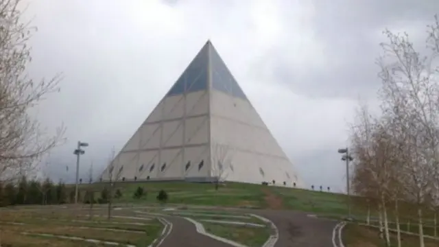 Qazaxıstanın paytaxtı Astana şəhərində müasir dizaynda inşa edilmiş bina.