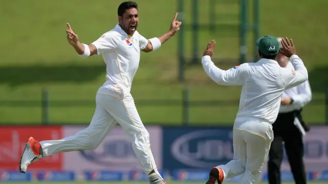 پاکستان کو پہلی کامیابی اس وقت ملی جب عمران خان نے معین علی کو 35 رنز پر آؤٹ کیا۔