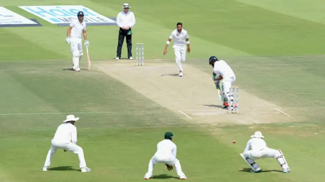 معین علی عمران کی باہر جاتی گیند پر وکٹ کیپر سرفراز کو کیچ دے بیٹھے۔