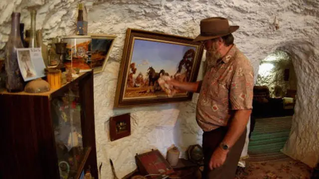 大多数房屋建立在地下室，设施齐全，因为该镇气候极度炎热