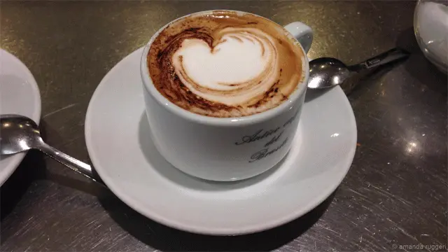 Một tách cappuccino thực thụ của Rome