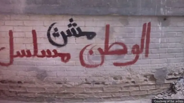 يقول الفنانون إنه طلب منهم عمل الرسومات لـ"إضفاء مصداقية" على مكان تصوير يعرض مخيما للاجئين.