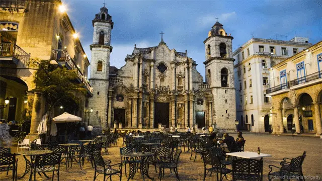 Một quán cà phê dưới chân tòa thánh ở Havana (David Sutherland/Getty)