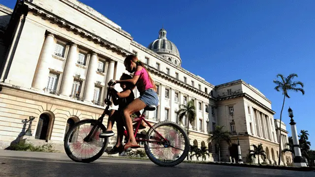 Đạp xe ở thủ đô Cuba (Rodrigo Arangua/AFP/Getty)