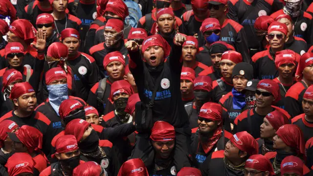 Demo buruh menuntut kenaikan upah di Jakarta, 1 September 2015 lalu.