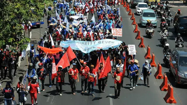 Mulai 2016, pemerintah akan memberlakukan Peraturan Pengupahan dengan formula kenaikan upah yang menyertakan hitungan inflasi dan pertumbuhan ekonomi.