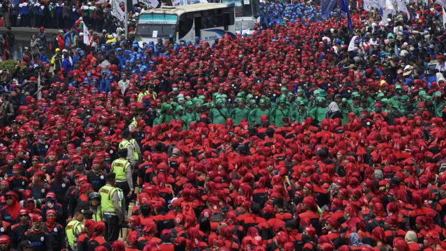 Baik pengusaha maupun elemen buruh memberikan tanggapan beragam terhadap formula kenaikan upah ini.