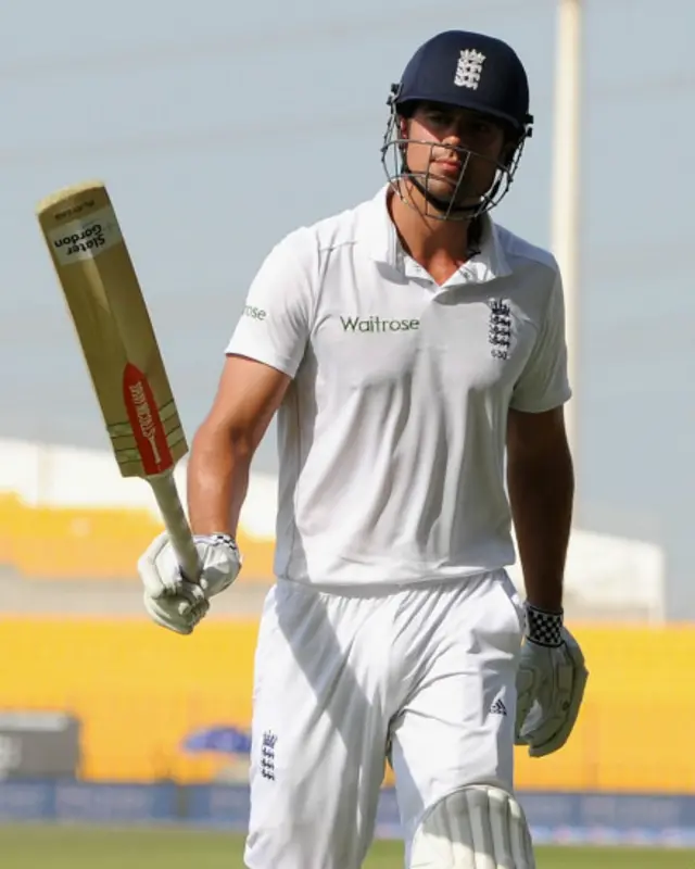 کک تیسرے دن کے آخر تک کریز پر موجود رہے اور میدان سے واپسی پر تماشائیوں نے ان کا خیرمقدم کیا۔