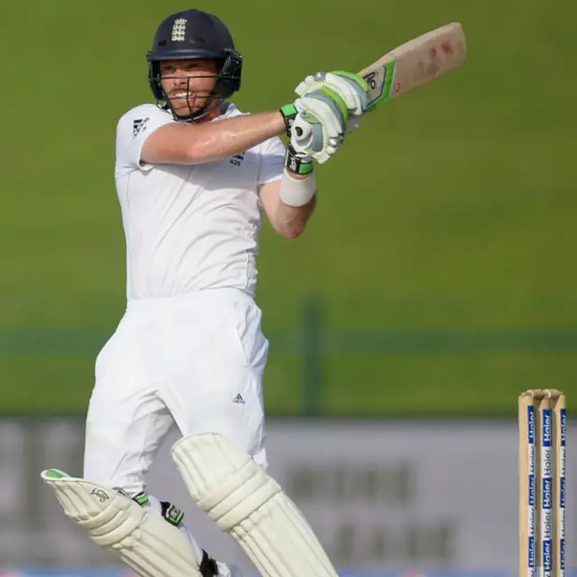 بیل نے پاکستانی فیلڈرز کی جانب سے دیے گئے موقع کا بھرپور فائدہ اٹھایا اور نصف سنچری بنائی۔