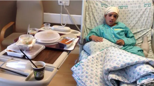 أحمد مناصرة مكبلا في أحد المستشفيات الاسرائيلية