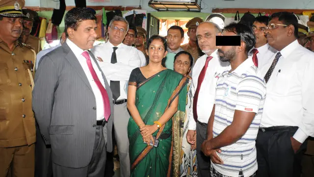 අධිකරණ ඇමතිවරයා දෙමළ සිරකරුවන් හමු වූ අවස්ථාවක් 